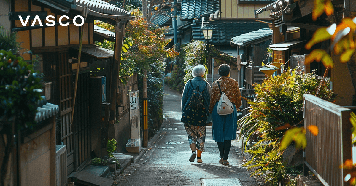 Două femei de peste 50 de ani la plimbare pe o stradă din Japonia.