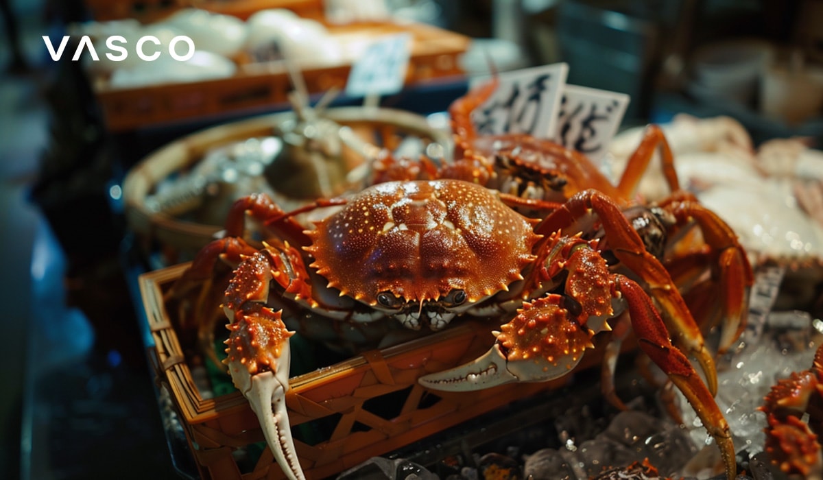 Crabi proaspeți expuși pe o piață de fructe de mare aglomerată din Japonia.