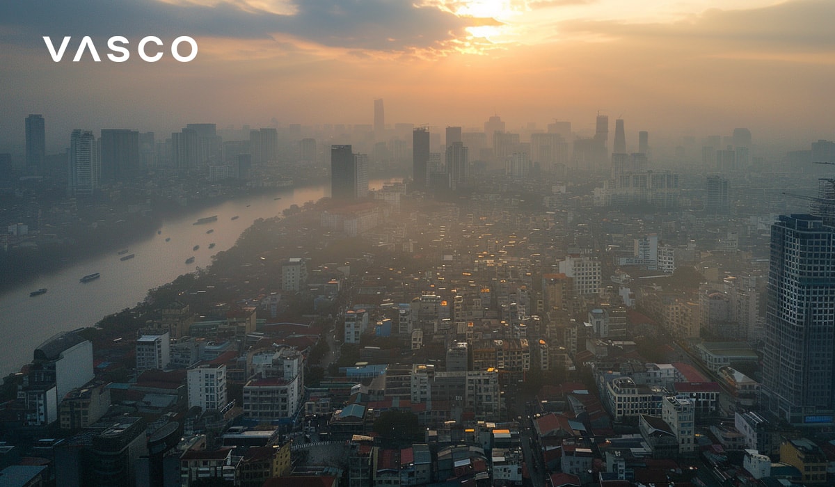 O vedere aeriană a unui peisaj urban la apus, cu cerul cețos, reprezentând vizitarea Vietnamului în octombrie și cum este vremea.