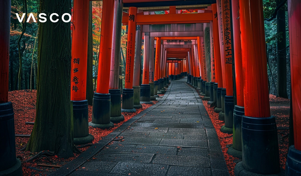  O potecă mărginită de porți Torii roșii vibrante într-un cadru de pădure senin.