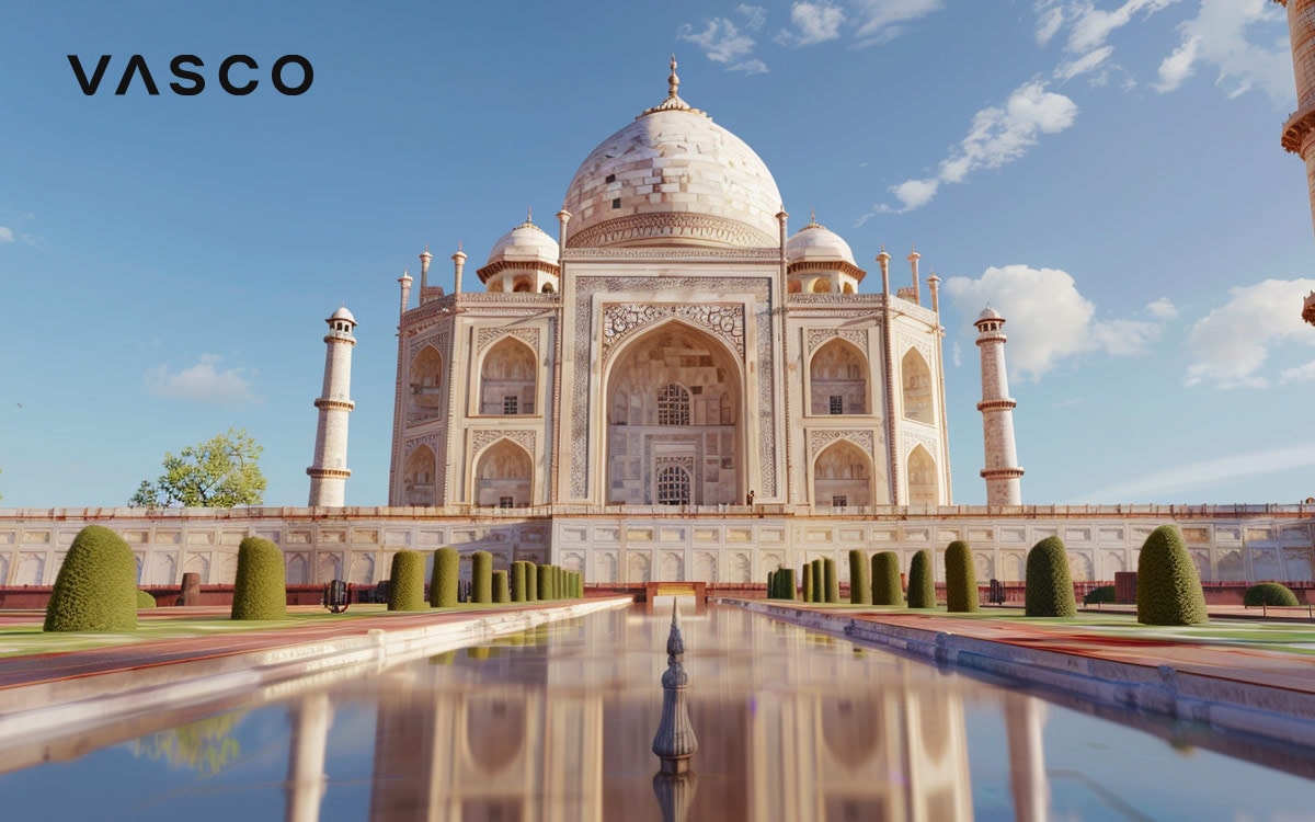 Vedere la Taj Mahal cu un cer albastru limpede și reflectarea lui în apă.