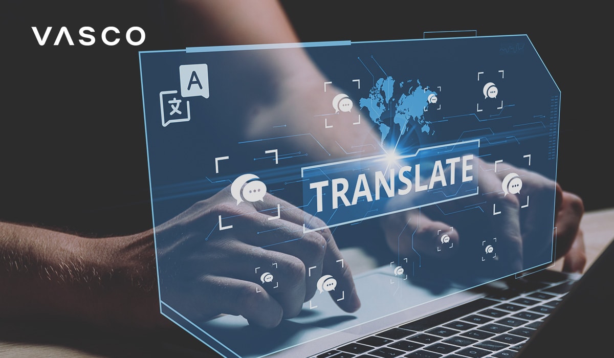  Mâinile tastând pe tastatura unui laptop cu o interfață digitală holografică care afișează cuvântul „TRANSLATE” cu caractere aldine, înconjurate de pictograme pentru comunicare, o hartă a lumii și simboluri de traducere, sugerând o tehnologie avansată de traducere a limbii.