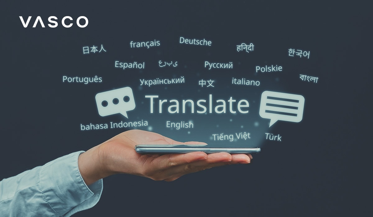  O mână care ține un smartphone, cu un afișaj olografic digital care arată cuvântul „Translate” în centru. În jurul acestuia sunt nume de limbi împreună cu pictograme de chat, reprezentând capabilități de traducere multilingvă.