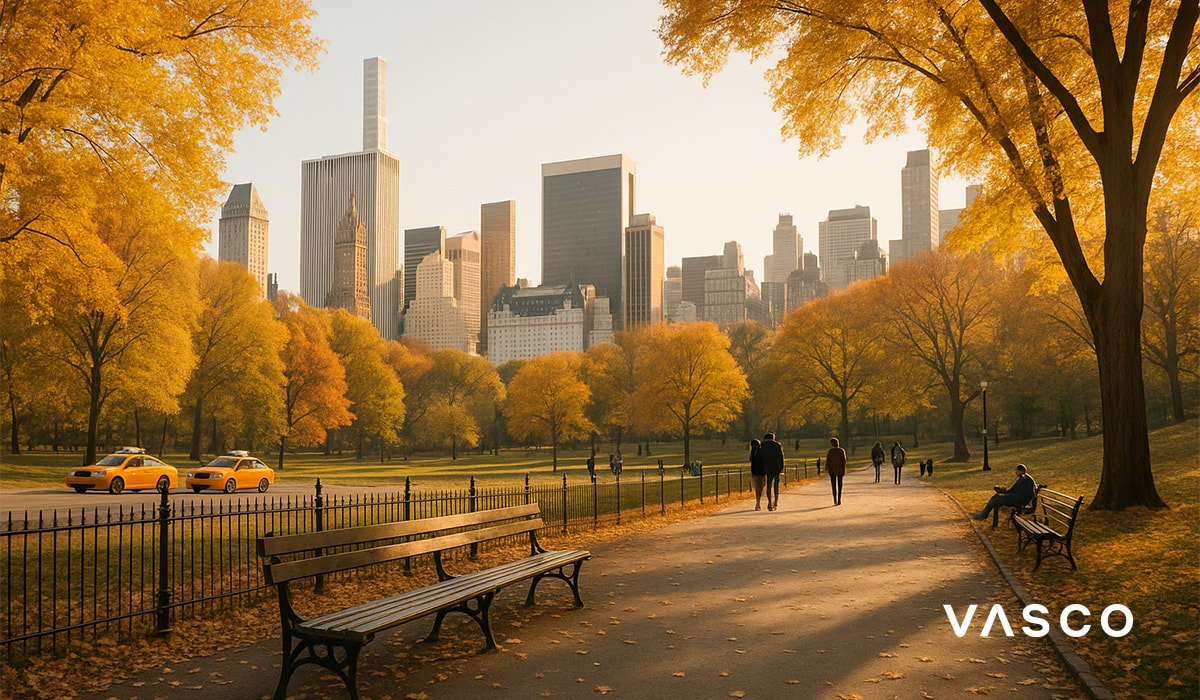 Central Park din New York City, cu frunze galbene și vedere panoramică asupra orașului
