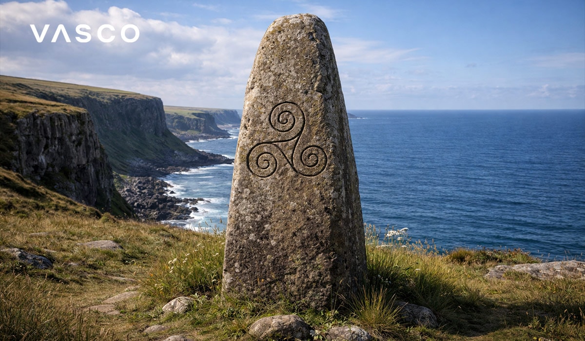 piatră celtică sculptată, situată pe stâncile de deasupra oceanului