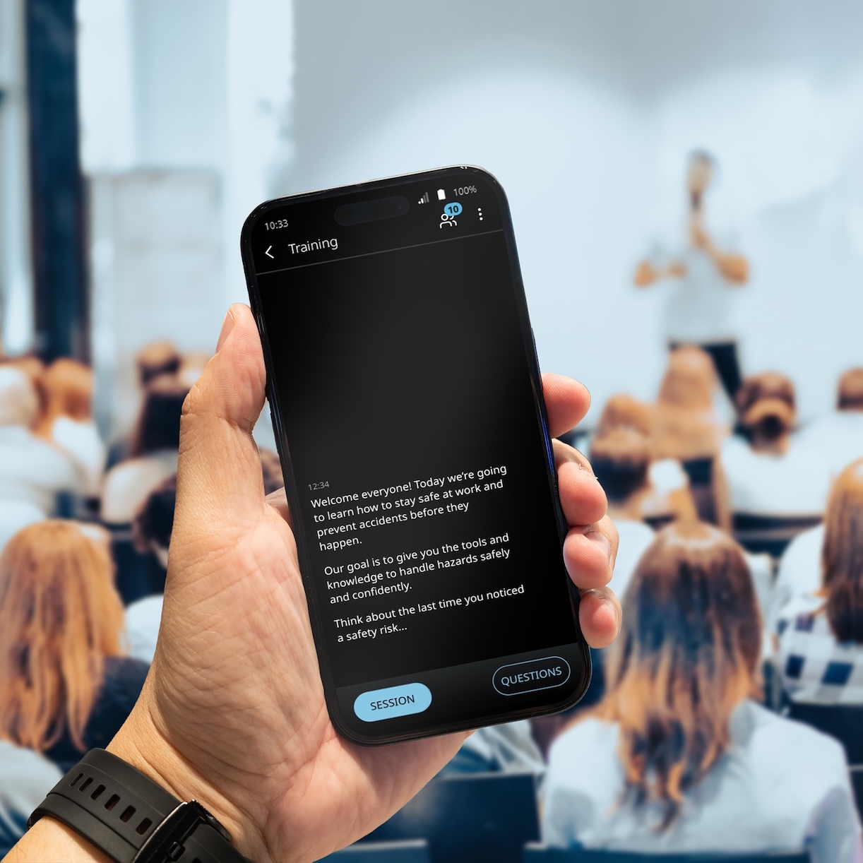 Vasco Audience Într-o sală plină de oameni are loc o prelegere. Un bărbat ține în mână un telefon pe care se afișează traducerea realizată cu ajutorul aplicației Vasco Audience