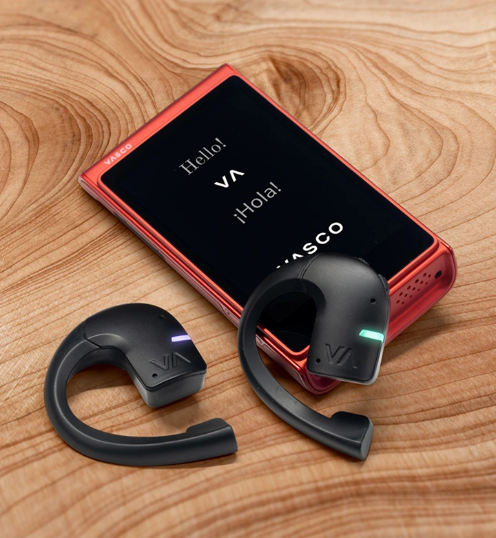 Un bărbat ce navighează setările pentru căștile traducătoare în dispozitivul Vasco V4