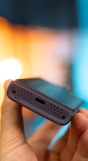 Vedere de jos a dispozitivului Vasco Q1, evidențiind difuzoarele sale puternice.