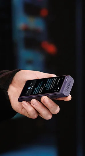 O persoană ține în mână un Vasco Translator Q1.