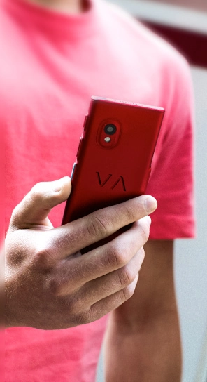 Vedere din spate a dispozitivului Vasco Translator V4, cu butoanele laterale scoase în evidență.