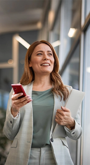 O persoană îi întinde unui interlocutor un Vasco Translator V4, explicându-i cum se folosește și subliniind faptul că dispozitivul utilizează 10 motoare de traducere simultan.