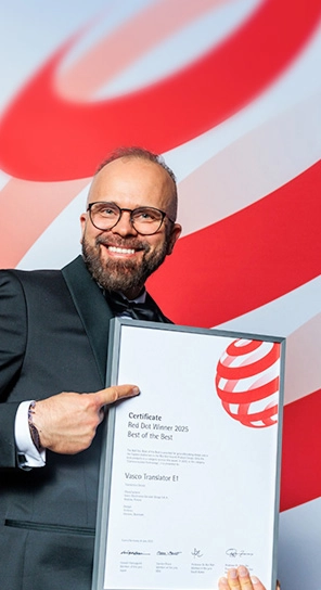 CEO-ul Vasco Electronics ținând premiul Red Dot, prezentând dispozitivele premiate.
