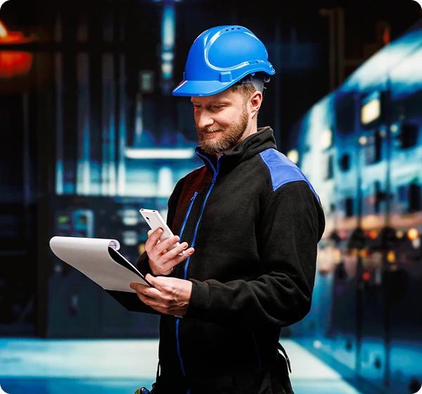 Doi bărbați discută între ei; șoferul de camion ține un Vasco Translator V4, în timp ce persoana din fața lui, un lucrător din depozit, ține mai multe documente. Aceștia comunică simplu și eficient cu ajutorul lui Vasco Translator.